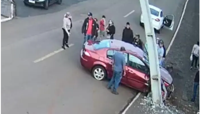 Catanduvas – Condutor perde controle de veículo e colide em poste